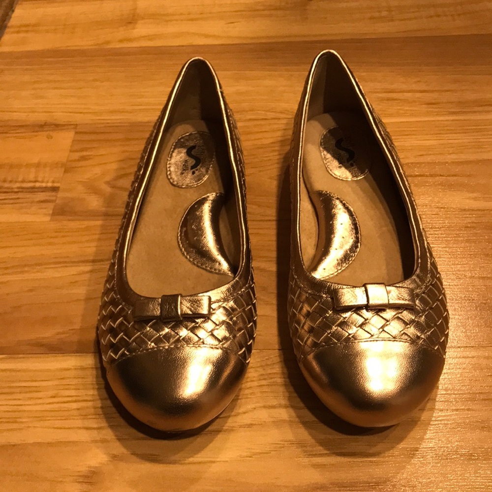 NIB SoftWalk Gold Naperville Flat Shoes Size 5.5